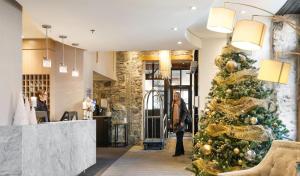 魁北克市皇家港景酒店的商店大厅的圣诞树