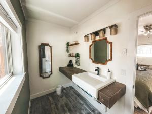 弗拉格斯塔夫Woody Mountain Bed & Breakfast的一间带水槽和镜子的浴室