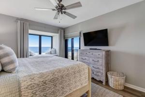 阿米莉亚岛LUX Oceanfront Retreat at AIPResort的一间卧室配有一张床和一台平面电视