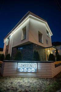 密古雷休治PENSIUNEA GAMBRINUS ****的前面有标志的建筑