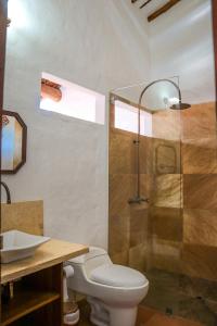 巴里查拉Hotel Casa El Mandarino By MH的浴室配有卫生间、淋浴和盥洗盆。