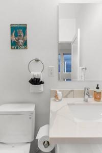 西雅图Meleys' Crimson Keep: Driftmark's Suite的白色的浴室设有卫生间和水槽。