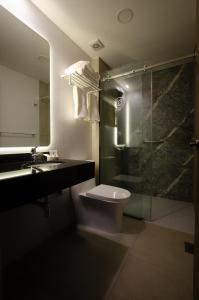 拉巴斯LAS BRISAS SUR的一间带水槽、卫生间和淋浴的浴室
