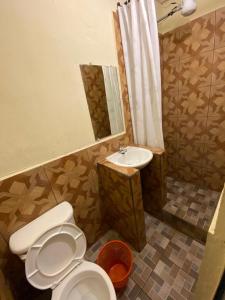 危地马拉Hotel Letona的一间带卫生间和水槽的浴室