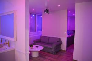 鲁昂Eaux Spa的紫色的客厅配有沙发和桌子