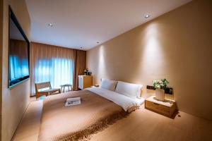 大理清渡 · 里院 (大理古城店)的酒店客房设有一张大床和一台电视。