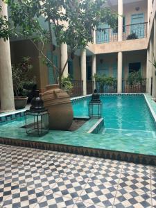 塔鲁丹特Hotel Riad Taroudant的一座建筑物中央的游泳池