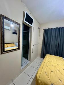 巴拉奈里奥-坎布里乌Pousada Riosmar的一间卧室配有镜子、一张床和淋浴