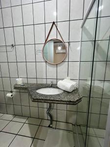 巴拉奈里奥-坎布里乌Pousada Riosmar的一间带水槽和镜子的浴室