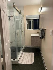 East Palo AltoPrivate room near Facebook, Amazon, Stanford的一间带玻璃淋浴和水槽的浴室