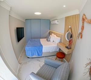 累西腓Flat Radisson Recife的一间小卧室,配有一张床和一把椅子