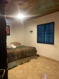 BarrinhaHotel Fazenda Bela Riba的一间卧室设有一张床和一个窗口