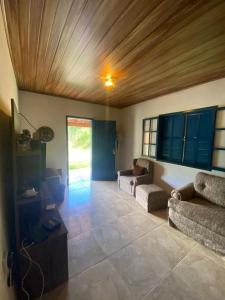 BarrinhaHotel Fazenda Bela Riba的客厅设有两张沙发和木制天花板