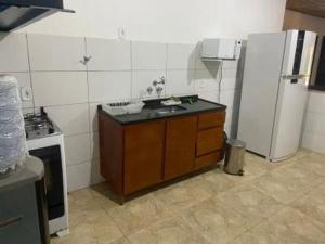 BarrinhaHotel Fazenda Bela Riba的厨房配有水槽和冰箱