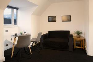 CheamCheam Village Self Contained Flat & studio的客厅配有沙发和桌子