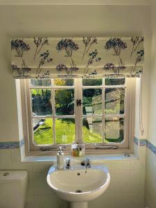 BuckinghamshireDenham Mount的一间带水槽和窗户的浴室