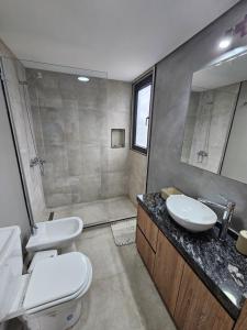 乌斯怀亚Andino House的浴室配有卫生间、盥洗盆和淋浴。