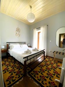 维蒂纳Methydrion Country House的一间卧室配有一张大床和地毯。