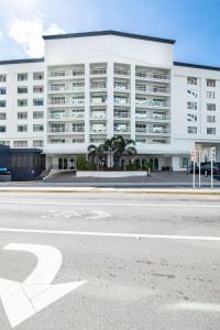 坦帕Hotel Tampa Riverwalk的一条空的街道,在一座白色的大建筑前