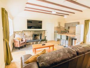CrayKeepers Cottage - Uk30246的带沙发和壁炉的客厅