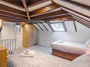 CrayWester Caiplich - Uk30261的阁楼卧室设有两张床和两个窗户。