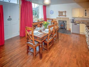 AllantonPurves Cottage的厨房以及带桌椅的用餐室。