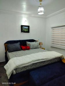 哈科特港UCLAS Gorgeous Apartment的一间卧室,卧室内配有一张大床