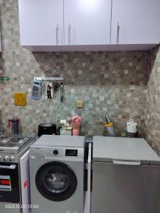 哈科特港UCLAS Gorgeous Apartment的厨房配有洗衣机和洗衣机。