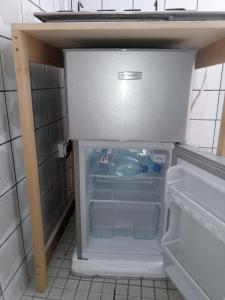 杜阿拉Partners Residence的厨房里空着冰箱,门开