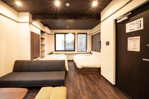 神户かゑる屋的一间配有沙发、一张床和窗户的客房