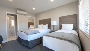 洛杉矶海洋公园旅馆的酒店客房带两张床和一间浴室