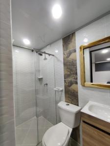 麦德林Apartahotel Sevilla的带淋浴、卫生间和盥洗盆的浴室
