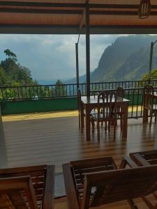埃拉青村酒店的美景阳台配有桌椅