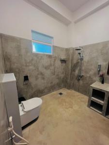 韦利格默Chill Bay Weligama的浴室配有卫生间、盥洗盆和淋浴。