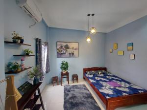 河内alleyhomestay 2的一间卧室设有一张床和蓝色的墙壁