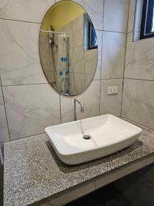 七岩Pool Villa Baan Sanook Cha-am的浴室设有白色水槽和镜子