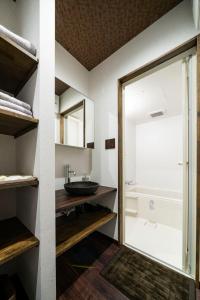 神户かゑる屋的一间带水槽和镜子的浴室