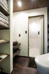 神户かゑる屋的浴室配有白色浴缸和水槽
