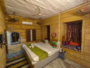 斋沙默尔Hotel Shahiraj Jaisalmer的木制客房内的一间卧室,配有一张床