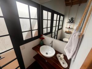 库里蒂Chalets La Zima - Jaya的一间带水槽的浴室和一些窗户。