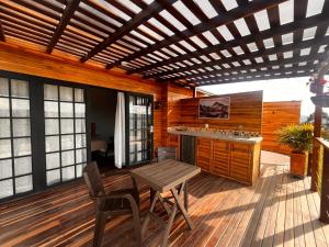 库里蒂Chalets La Zima - Jaya的木甲板上设有木桌和长凳