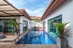 Ban Saiyuan (1)3BR Private Pool Villa Salika, Rawai的别墅内游泳池的形象