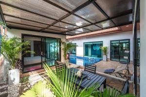 Ban Saiyuan (1)3BR Private Pool Villa Salika, Rawai的带阳台的别墅 - 带游泳池