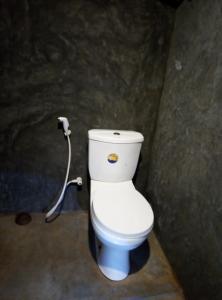 MimureMeemure WENASA HOTEL的浴室设有白色卫生间和软管