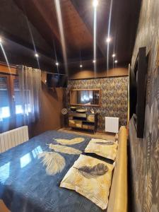 布里奥内斯Chalet entero en La Rioja的一间设有两张桌子的房间