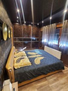 布里奥内斯Chalet entero en La Rioja的一间卧室配有一张带蓝色毯子和黄色枕头的床。