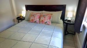 凯恩斯JDs Tropical stays的一间卧室配有一张大床和两张桌子