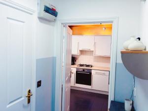 曼彻斯特Manchester City home with parking的厨房配有白色橱柜和炉灶烤箱。