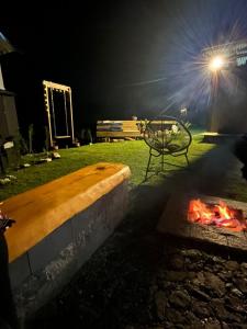 圣本图-杜萨普卡伊Cabana Alpes的夜晚坐在院子里火旁的长凳