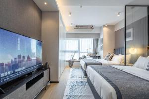 深圳铂瑞斯行政公寓(深圳海岸城南油服装城店)的酒店客房设有两张床和一台平面电视。